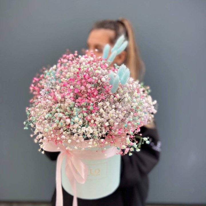 9 Радужных гипсофилы в шляпной коробке в Москве