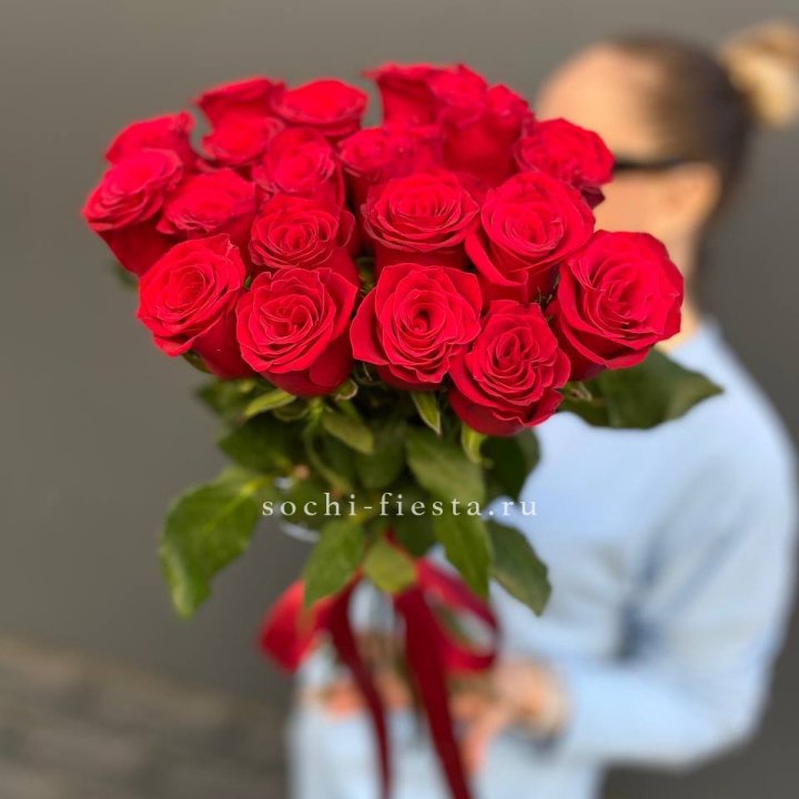 19 красных роз в Москве