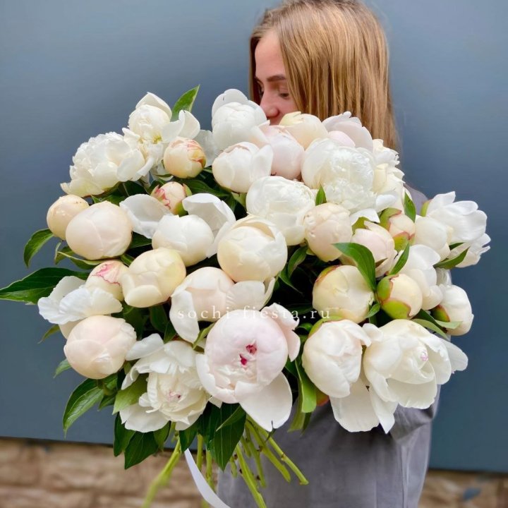 Охапка пионов в Москве