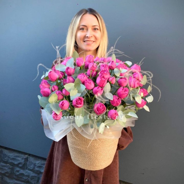 Пионовидные розы  в джутовом кашпо  в Москве