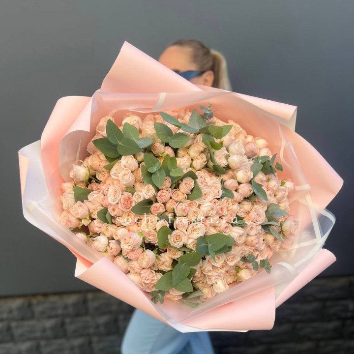 101 кустовая роза с эвкалиптом в Москве