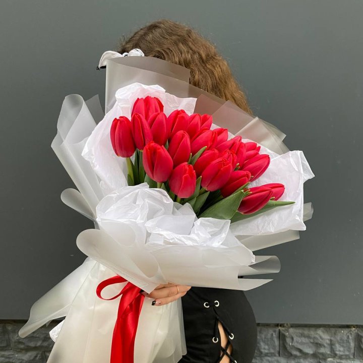  25 красных воздушных тюльпанов в Москве