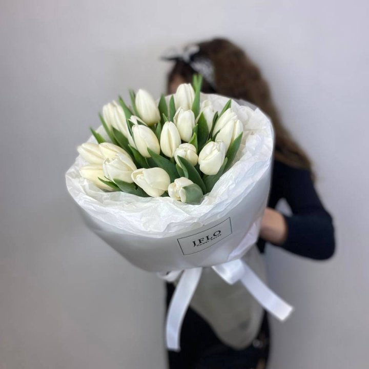  19 белых воздушных тюльпанов в Москве