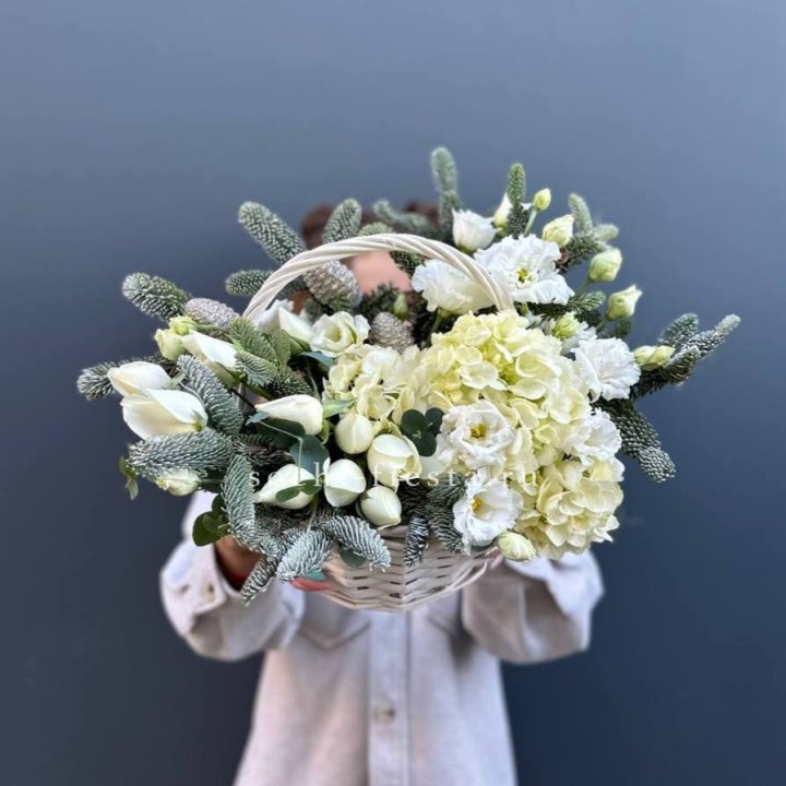 Новогодняя корзина с цветами в Москве