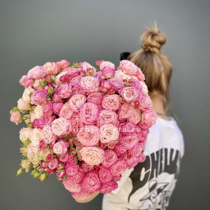 Охапка кустовых роз бомбастик пинк в Москве