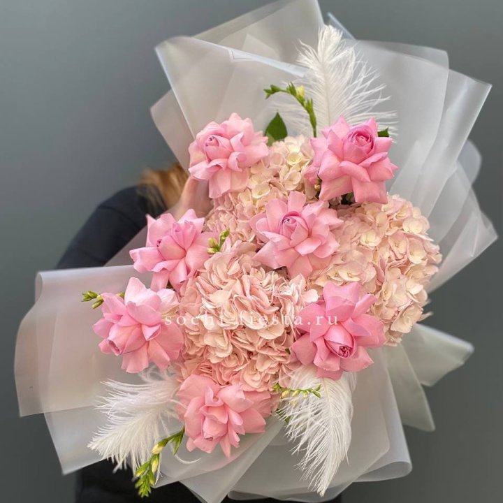  Букет  из гортензий и розовых роз в Москве