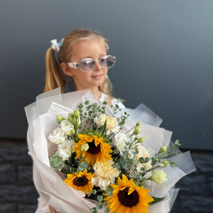  Букет  из стойких цветов с подсолнухами в Москве