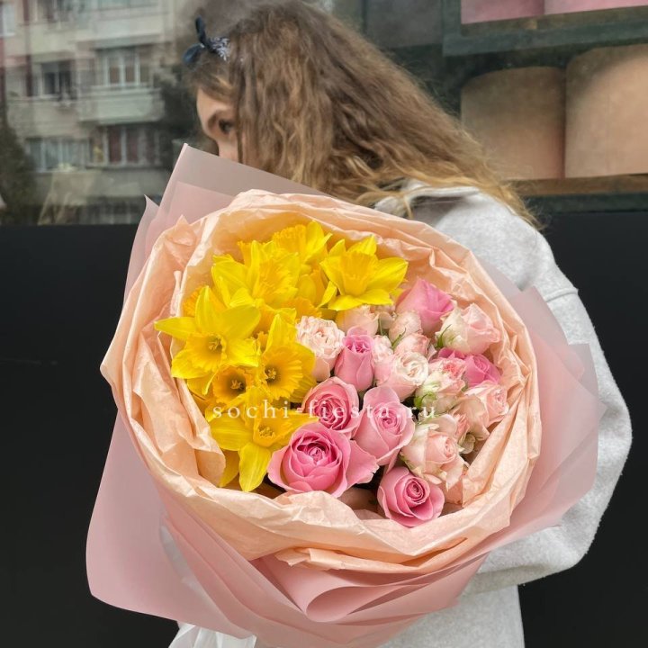Букет роз и нарциссов в Москве