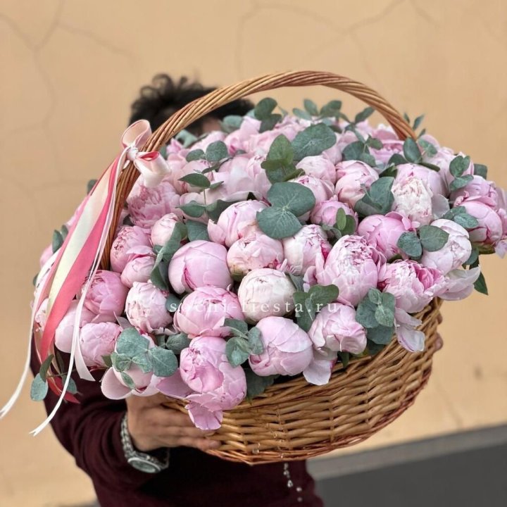 Корзина пионов "75" в Москве