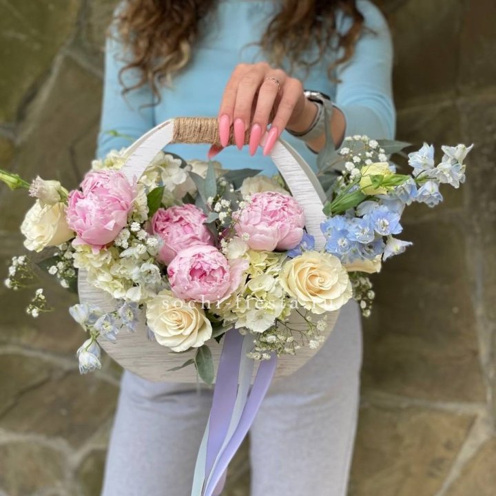 Ящик с пионами в Москве