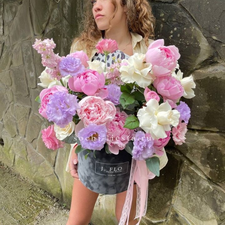 Дизайнерский цилиндр с пионами в Москве