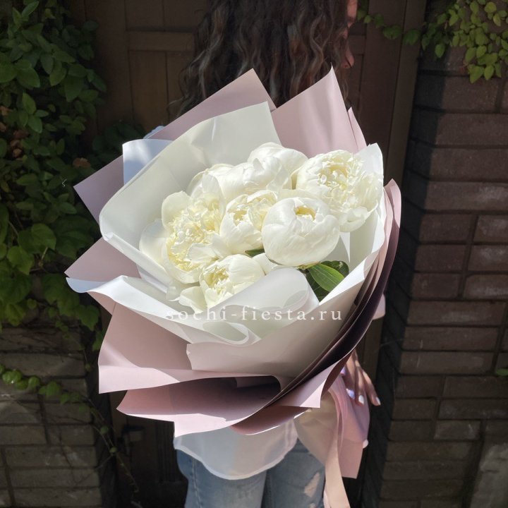 9 белоснежных пионов в Москве