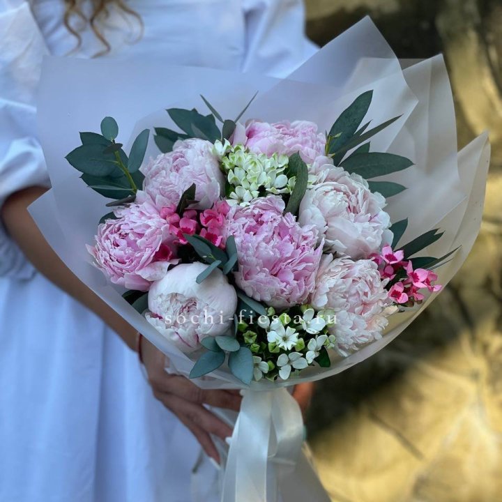 7 зефирных пионов с эвкалиптом в Москве