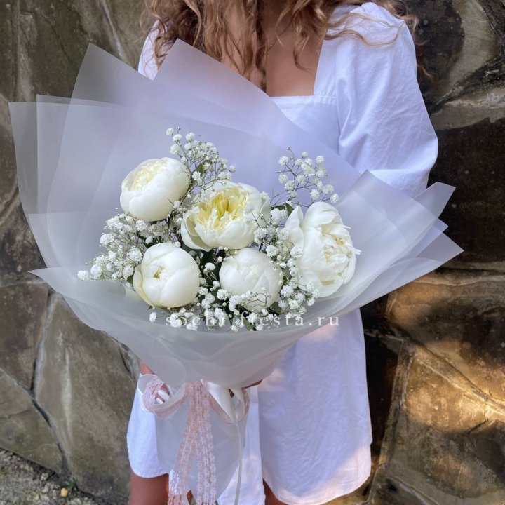 Букет белых пионов "Файв" в Москве