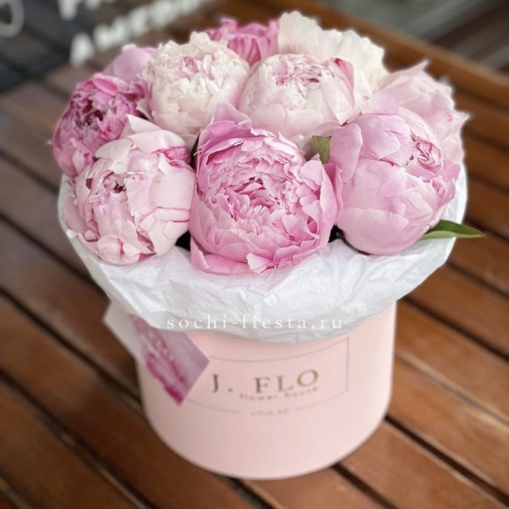 Цилиндр с пионами "Лилу" в Москве