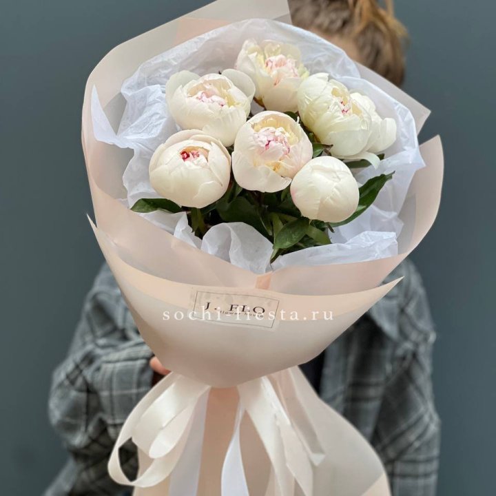 Букет белых пионов в Москве