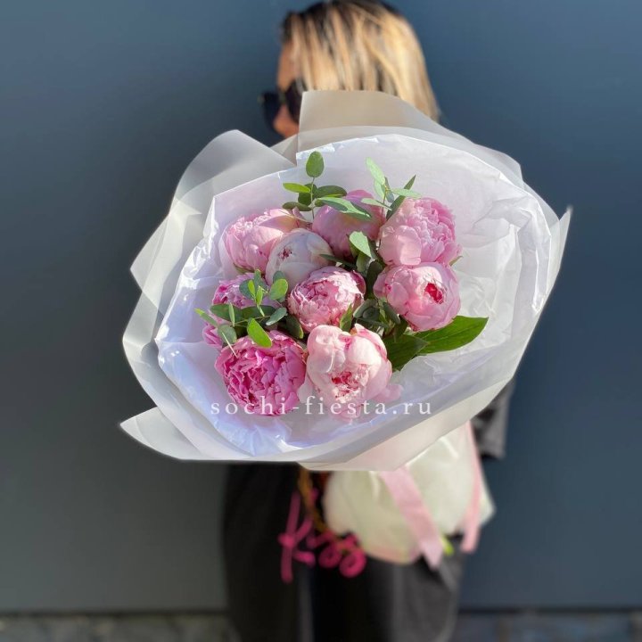 9 пионов с эвкалиптом в Москве