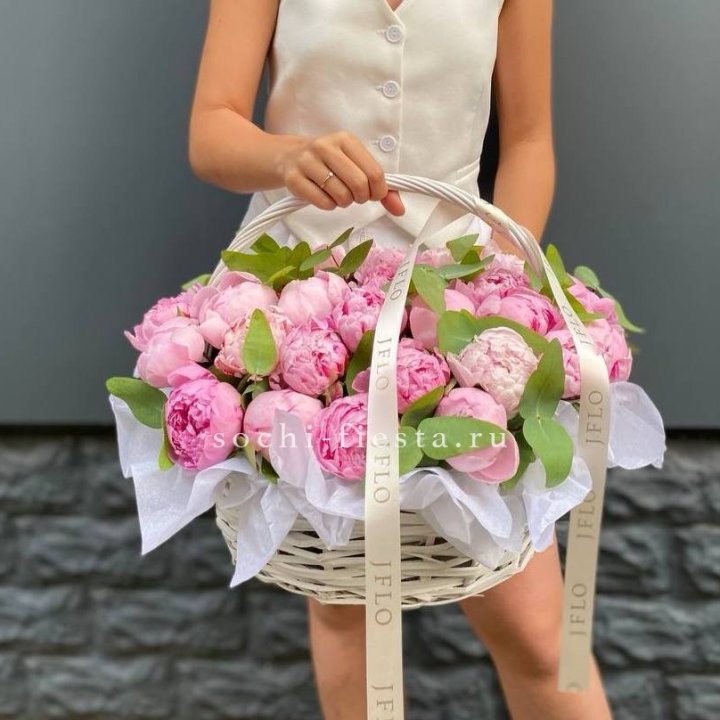 29 пионов в корзине в Москве