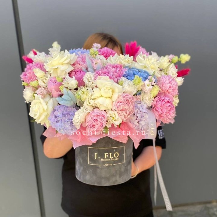 Цилиндр с пионами "Аса" в Москве