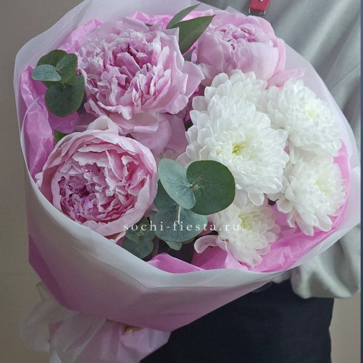  Букет комплимент с пионами в Москве