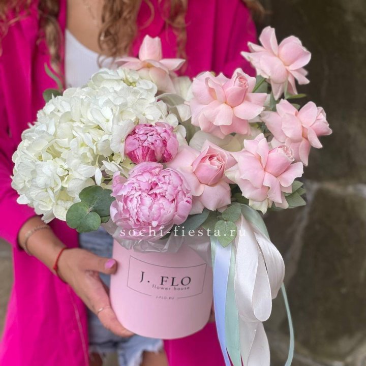 Цилиндр с пионами "Алисия" в Москве