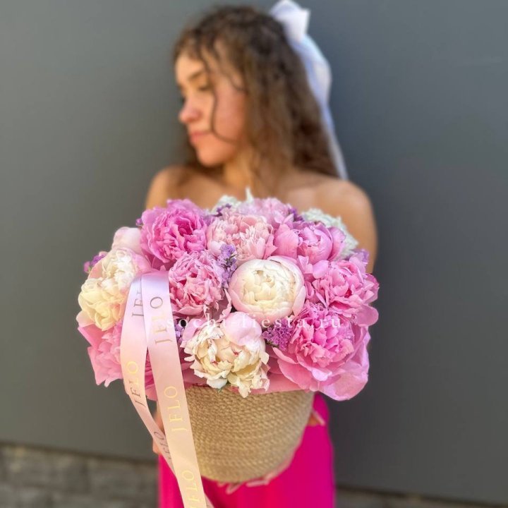 15 пионов в джутовом кашпо в Москве