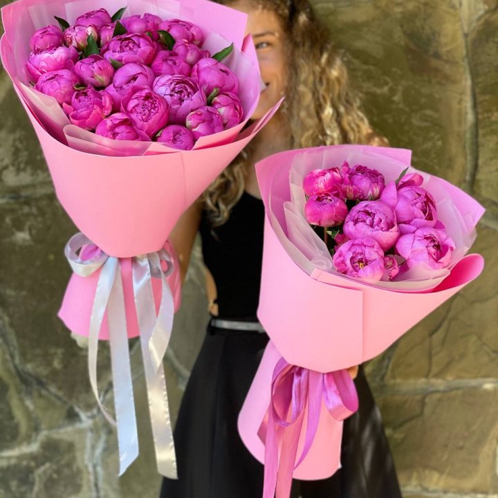 Букет ярких пионов  в Москве