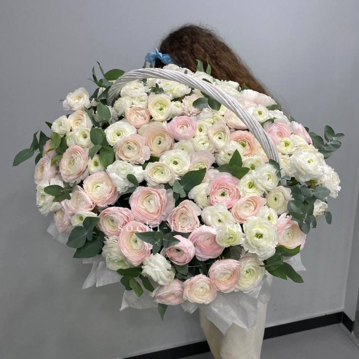 Ранункулюсы в корзине в Москве