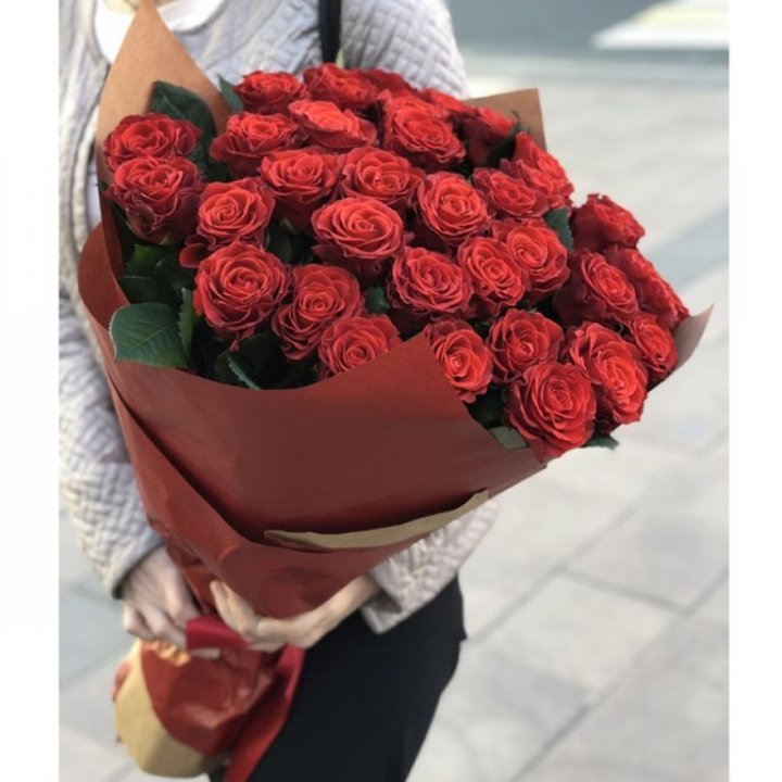 29 высоких роз  в Москве