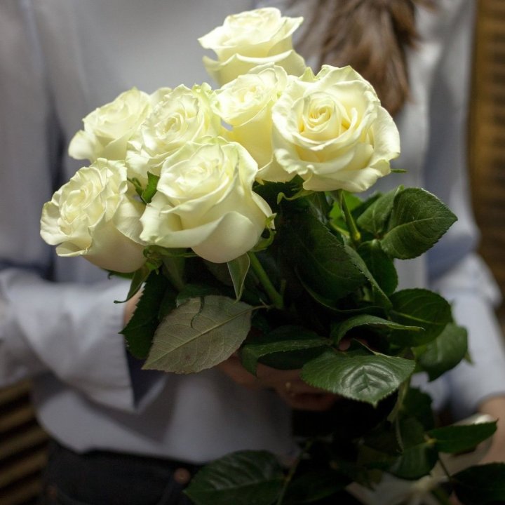 7 белых роз в Москве