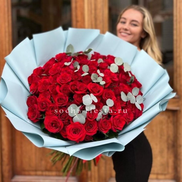 101 красная роза с эвкалиптом в Москве
