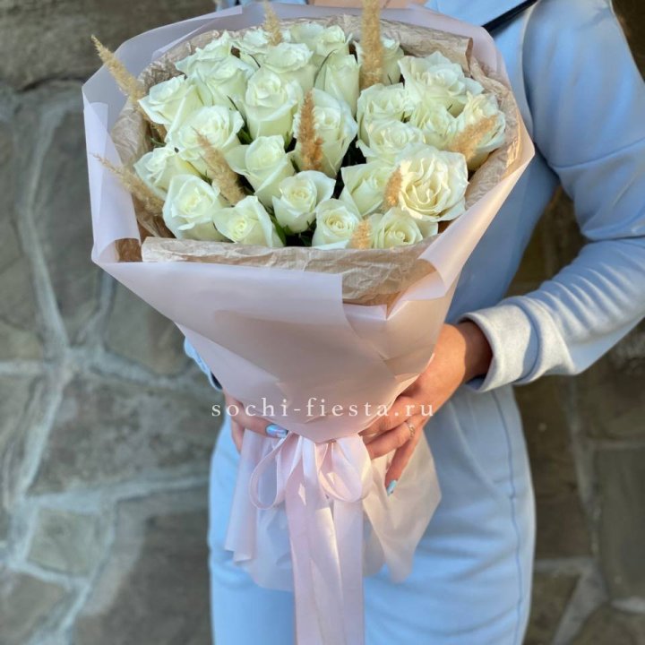 25 белых роз с сухоцветами в Москве