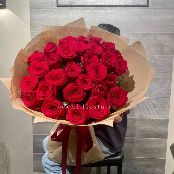 37 красных роз в крафте в Москве