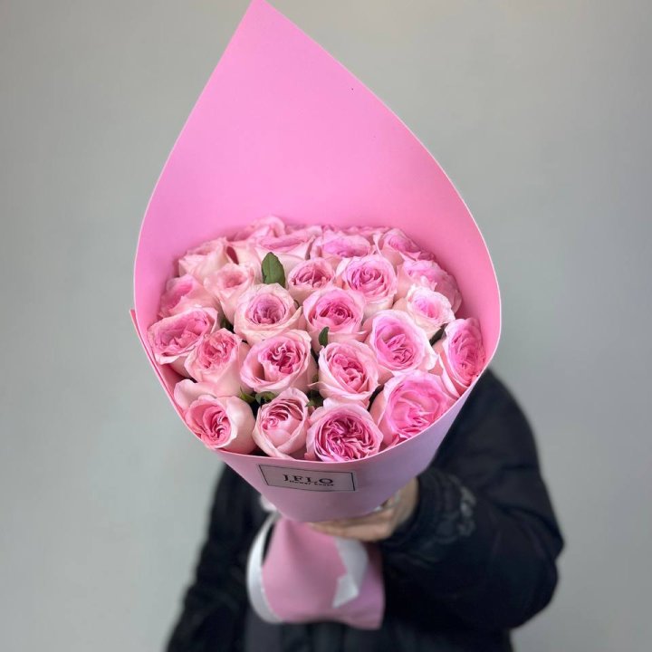 25 нежных роз в Москве