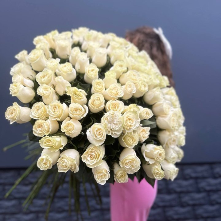 101 белая высокая импортная роза под ленту в Москве