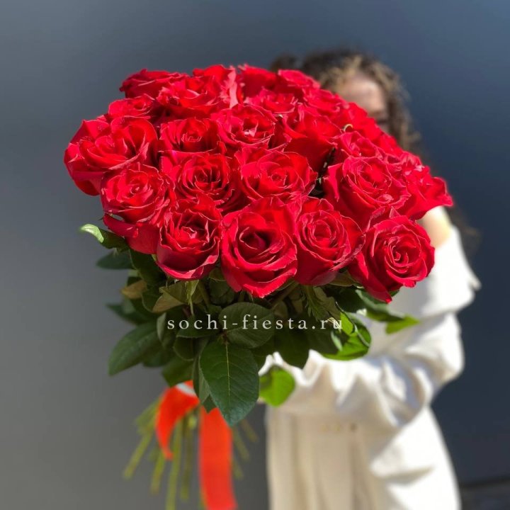 25 высоких красных роз в Москве