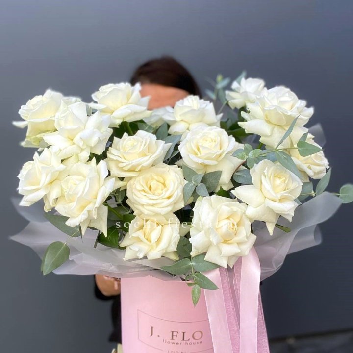 17 Французских белых роз в боксе в Москве