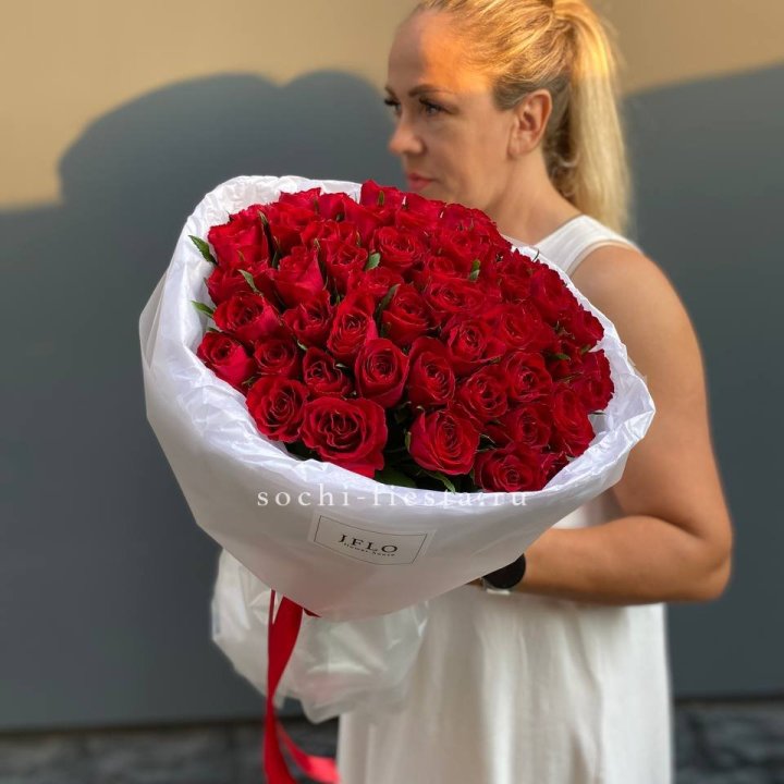 51 роза мадам ред в нежном оформлении с доставкой в Москве