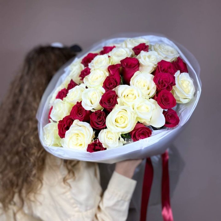 Букет из красных белых 45 роз в Москве
