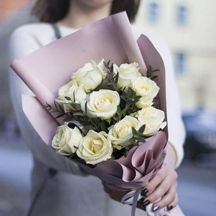 9 белых  роз "Минт" в Москве