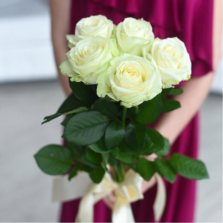 5 белых роз в Москве