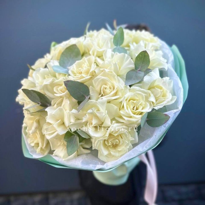 25 Белых французских роз "Ноте бьянка" в Москве