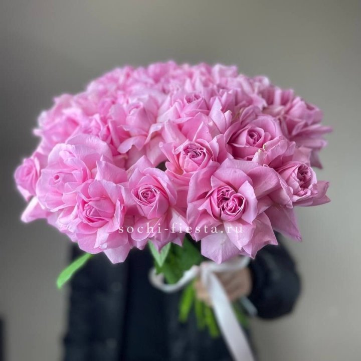 25 розовых французских роз в Москве