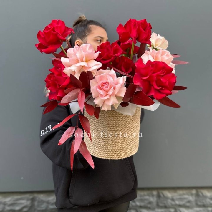 15 Французских роз в джутовом кашпо в Москве