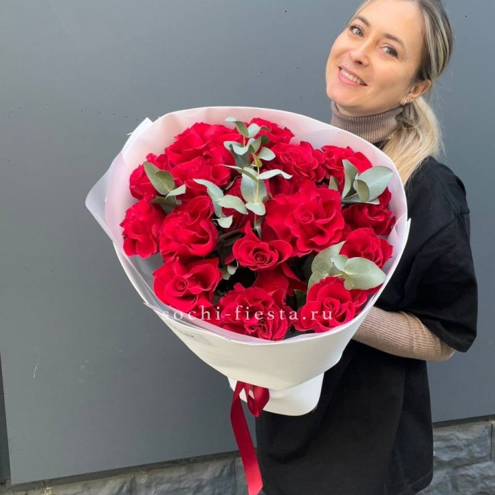 17 Красных французских роз в Москве