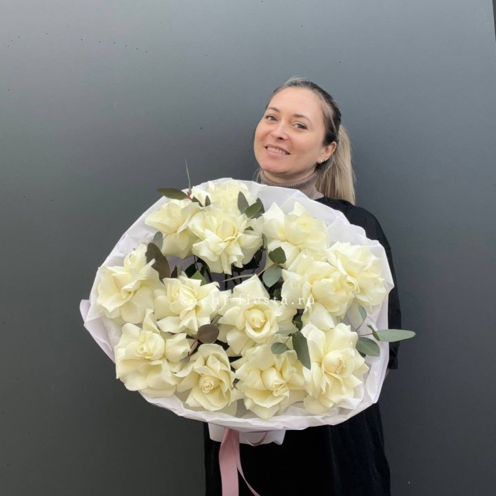 13 Белых французских роз Облако в Москве