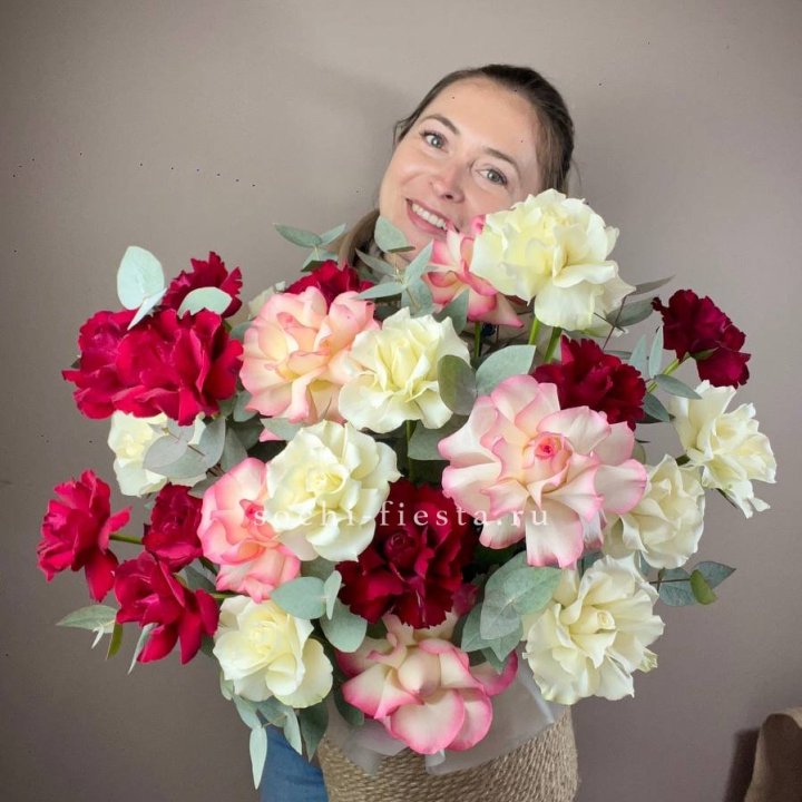 35 французских роз микс в джутовом боксе в Москве