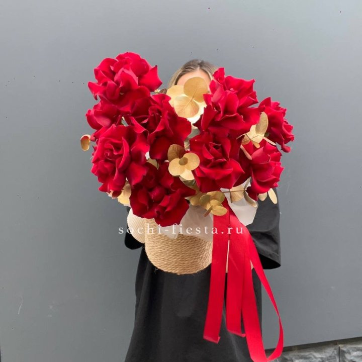 Красные французские розы в джутовом кашпо в Москве