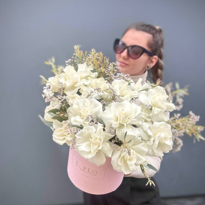 17 Французских белых роз в коробке Афина в Москве