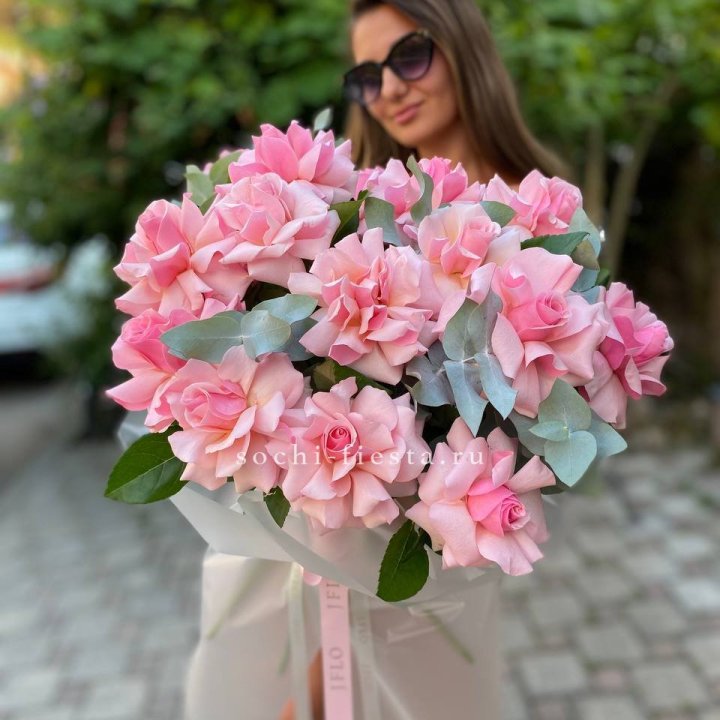 17 Розовых  французских роз в Москве